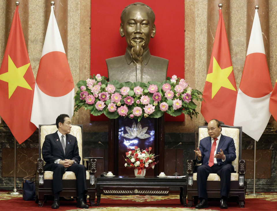 Chủ tịch nước Nguyễn Xuân Phúc tiếp Thủ tướng Nhật Bản Kishida Fumio đamg có chuyến thăm chính thức Việt Nam. (Ảnh: Thống Nhất/TTXVN)