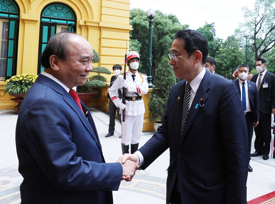 Chủ tịch nước Nguyễn Xuân Phúc tiếp Thủ tướng Nhật Bản Kishida Fumio đang thăm chính thức Việt Nam. (Ảnh: Thống Nhất/TTXVN)