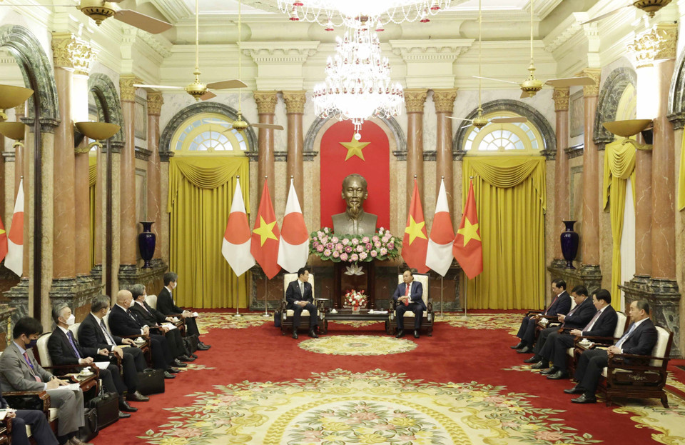 Chủ tịch nước Nguyễn Xuân Phúc tiếp Thủ tướng Nhật Bản Kishida Fumio đang thăm chính thức Việt Nam. (Ảnh: Thống Nhất/TTXVN)