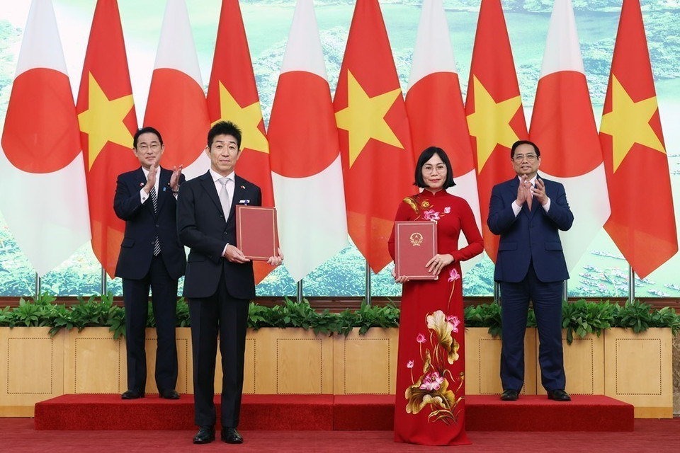 Thủ tướng Phạm Minh Chính và Thủ tướng Kishida Fumio chứng kiến trao đổi "Bản ghi nhớ giữa Ủy ban nhân dân tỉnh Đồng Nai và Công ty TNHH AEON Mall Việt Nam về Quyết định đầu tư Trung tâm Thương mại AEON Mall tại tỉnh Đồng Nai” giữa Phó Chủ tịch UBND tỉnh Đồng Nai Nguyễn Thị Hoàng và Tổng Giám đốc Công ty TNHH AEON MALL Việt Nam Nakagawa Tetsuyuki. (Ảnh: Dương Giang/TTXVN)