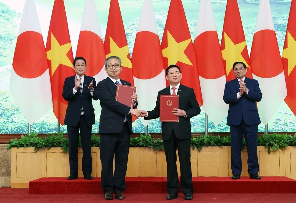 Thủ tướng Phạm Minh Chính và Thủ tướng Nhật Bản Kishida Fumio chứng kiến trao đổi các văn kiện hợp tác giữa Bộ trưởng Bộ Tài chính Hồ Đức Phớc và Đại sứ Nhật Bản tại Việt Nam Yamada Takio. (Ảnh: Dương Giang/TTXVN)