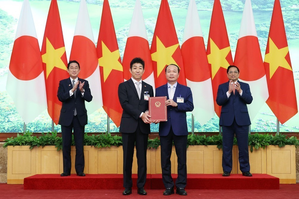 Thủ tướng Phạm Minh Chính và Thủ tướng Kishida Fumio chứng kiến trao văn kiện “Chủ trương chấp thuận Công ty TNHH AEON Mall Việt Nam thực hiện dự án Trung tâm thương mại dịch vụ tại Khu A-Đô thị mới An Vân Dương” giữa Phó Chủ tịch UBND tỉnh Thừa Thiên Huế Phan Quý Phương và Tổng Giám đốc Công ty TNHH AEON MALL Việt Nam Nakagawa Tetsuyuki. (Ảnh: Dương Giang/TTXVN)