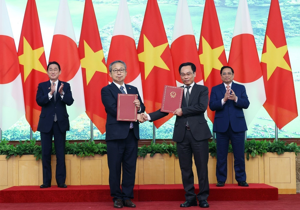 Thủ tướng Phạm Minh Chính và Thủ tướng Nhật Bản Kishida Fumio chứng kiến trao đổi công hàm về Dự án tăng cường năng lực nghiên cứu trong lĩnh vực hàn cho Trường Đại học Bách khoa Hà Nội giữa Thứ trưởng Bộ Giáo dục và Đào tạo Hoàng Minh Sơn và Đại sứ Nhật Bản tại Việt Nam Yamada Takio. (Ảnh: Dương Giang/TTXVN)