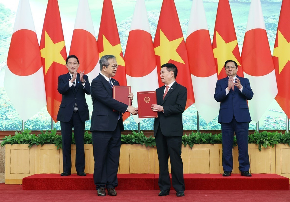 Thủ tướng Phạm Minh Chính và Thủ tướng Nhật Bản Kishida Fumio chứng kiến trao đổi các văn kiện hợp tác giữa Bộ trưởng Bộ Tài chính Hồ Đức Phớc và Đại sứ Nhật Bản tại Việt Nam Yamada Takio. (Ảnh: Dương Giang/TTXVN)