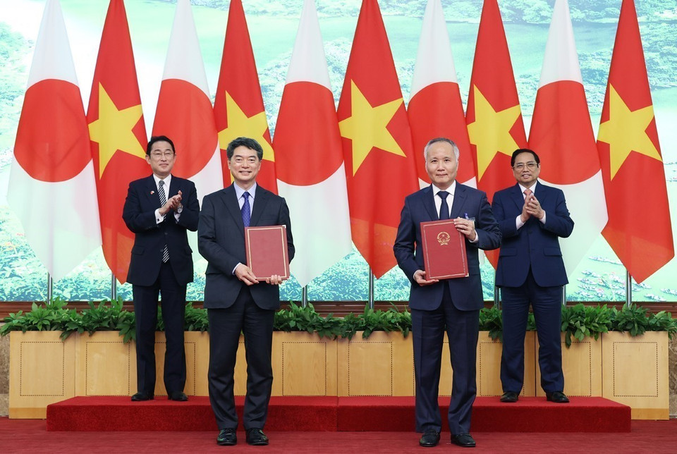 Thủ tướng Phạm Minh Chính và Thủ tướng Nhật Bản Kishida Fumio chứng kiến trao đổi biên bản hợp tác ngăn ngừa gián đoạn chuỗi cung ứng giữa Bộ Công thương và Bộ Kinh tế, Thương mại và Công nghiệp Nhật Bản. (Ảnh: Dương Giang/TTXVN)