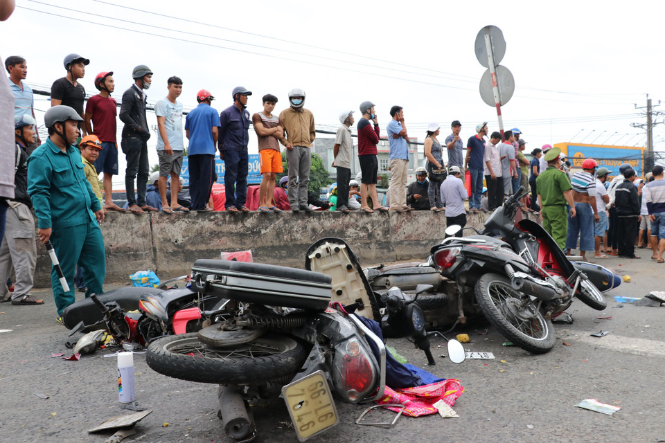 Tại hiện trường vụ tai nạn, lực lượng chức năng tiếp tục nỗ lực giải quyết hậu quả. (Ảnh: Bùi Giang/TTXVN)