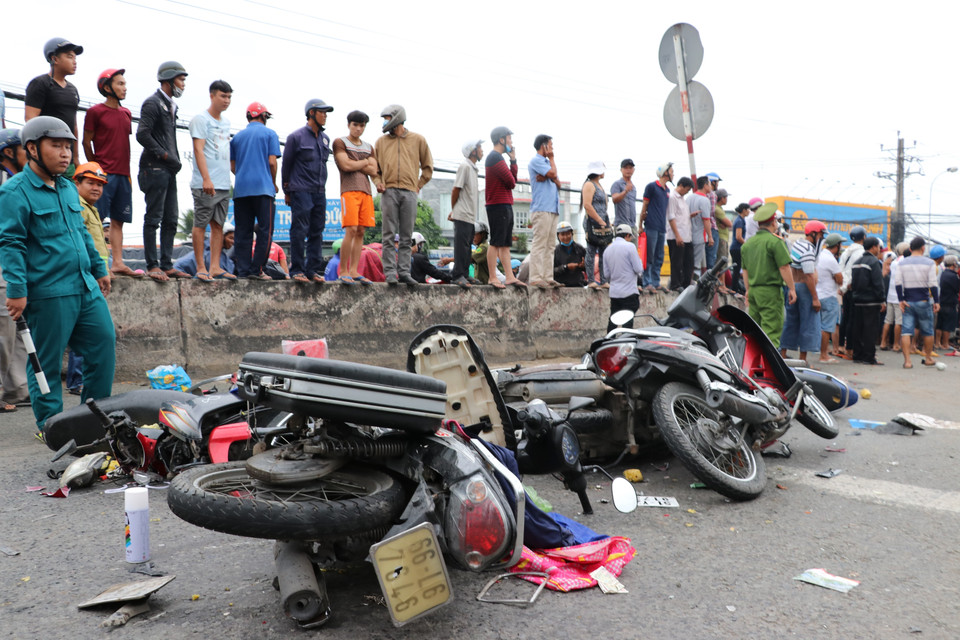 Người dân bàng hoàng chứng kiến vụ tai nạn đặc biệt nghiêm trọng và đau xót này. (Ảnh: Bùi Giang/TTXVN)