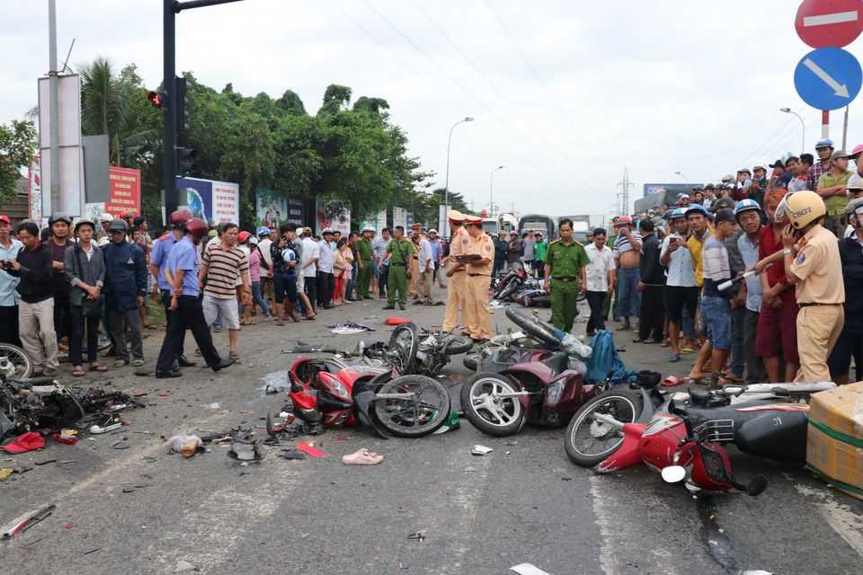 Cú đâm từ phía sau bất ngờ nên nhiều người không kịp tránh, nhiều người và xe bị kéo lê hàng chục mét. (Ảnh: Bùi Giang/TTXVN)