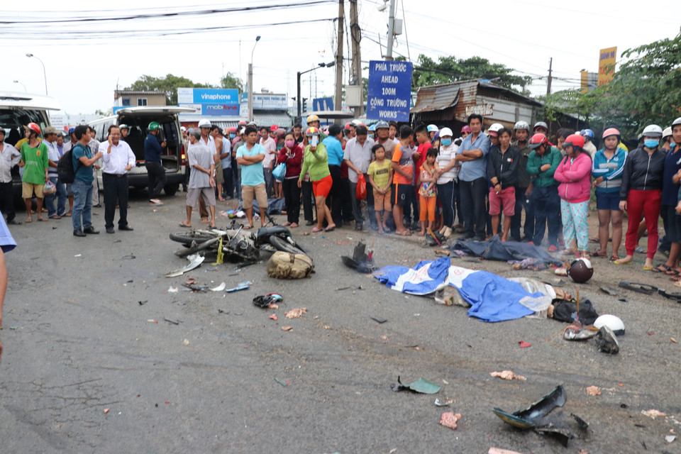 Tại hiện trường, nhiều xe máy cùng vật dụng của các nạn nhân nằm la liệt giữa đường cùng nhiều mảnh vỡ.(Ảnh: Bùi Giang/TTXVN)