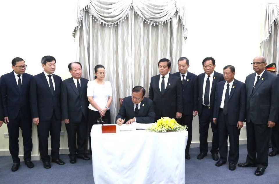 Quyền Chủ tịch Thượng viện Campuchia Prak Sokhonn ghi sổ tang. (Ảnh: TTXVN phát)