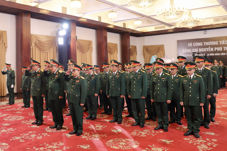Đoàn Bộ Quốc phòng do Thượng tướng Võ Minh Lương, Thứ trưởng Bộ Quốc phòng làm trưởng đoàn, kính viếng Tổng Bí thư Nguyễn Phú Trọng. (Ảnh: Hồng Giang/TTXVN)