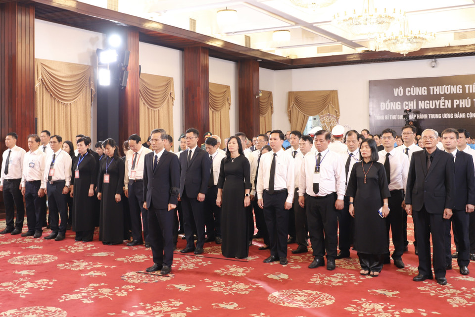 Đoàn Văn phòng Chính phủ, do Phó Chủ nhiệm Cao Huy làm trưởng đoàn, kính viếng Tổng Bí thư Nguyễn Phú Trọng. (Ảnh: Hồng Giang/TTXVN)