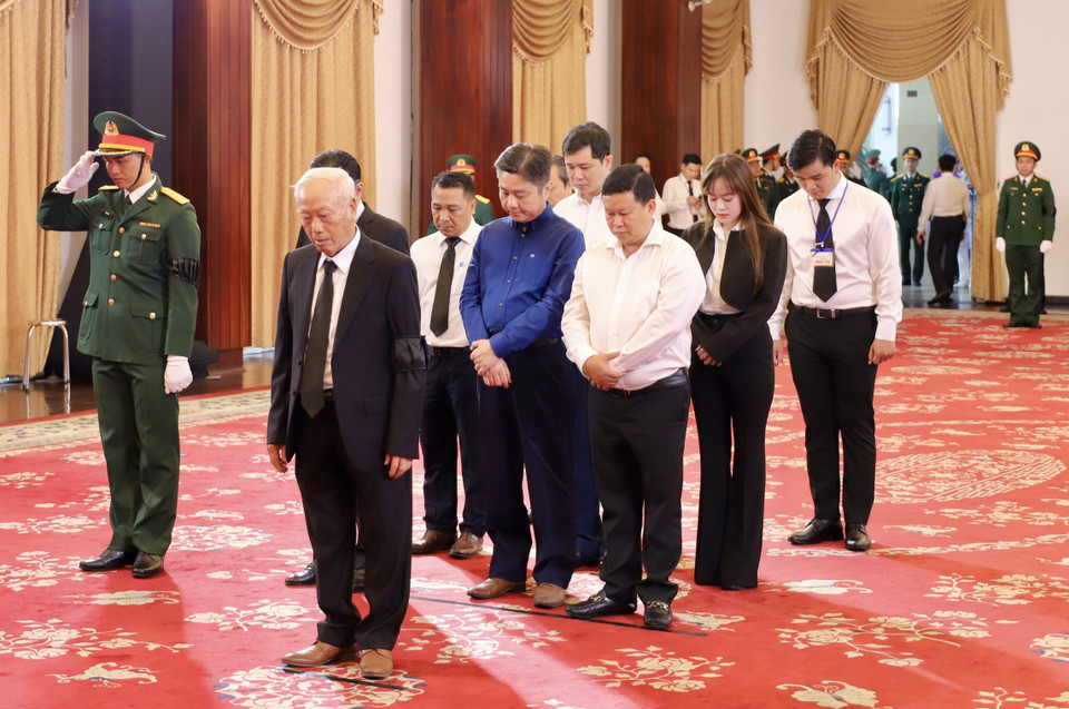 Ông Nguyễn Văn An, nguyên Ủy viên Bộ Chính trị, nguyên Chủ tịch Quốc hội kính viếng Tổng Bí thư Nguyễn Phú Trọng. (Ảnh: Hồng Giang/TTXVN)