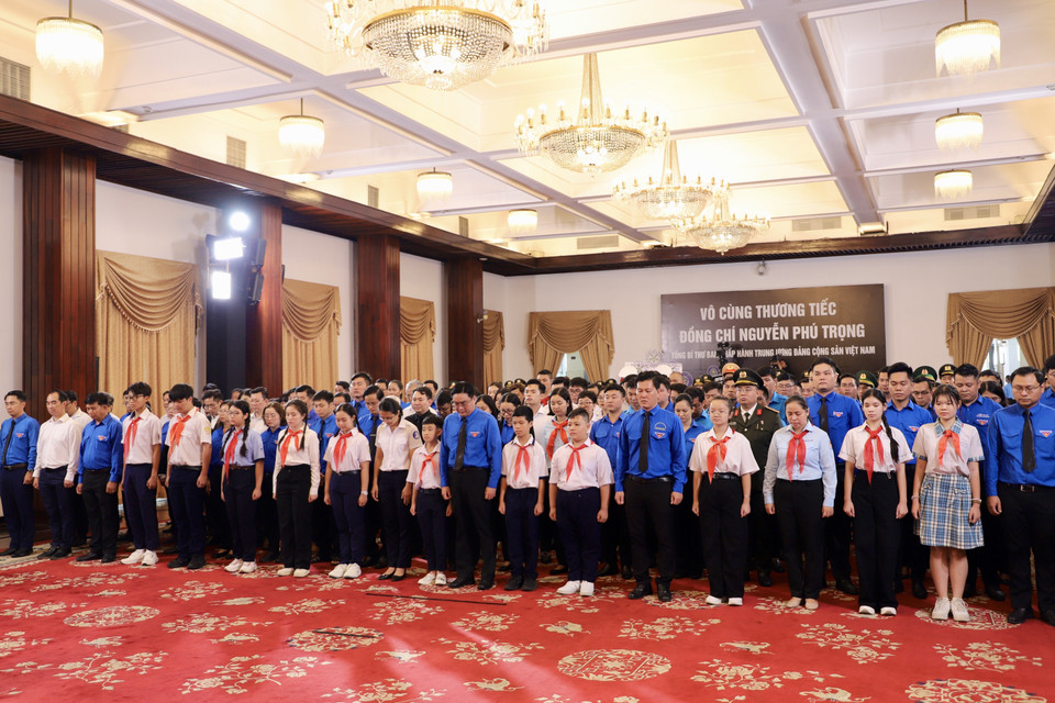 Đoàn Tuổi trẻ Thành phố Hồ Chí Minh do Bí thư Thành Đoàn Ngô Minh Hải làm trưởng đoàn kính viếng Tổng Bí thư Nguyễn Phú Trọng. (Ảnh: Hồng Giang/TTXVN)