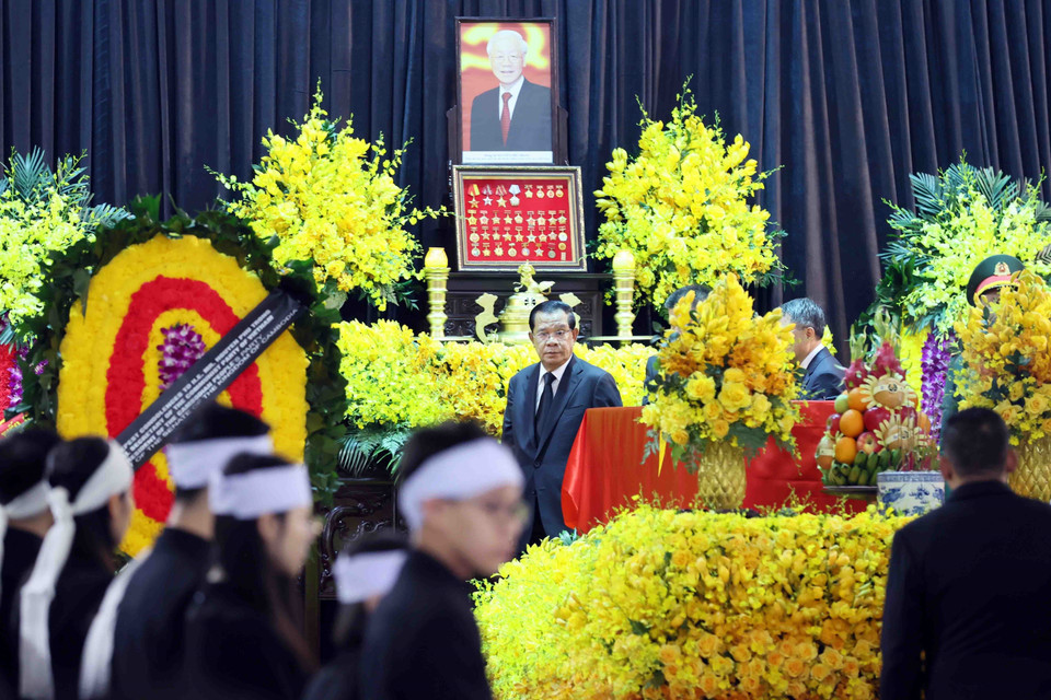 Đoàn Vương quốc Campuchia do Chủ tịch Đảng Nhân dân Campuchia (CPP), Chủ tịch Thượng viện Vương quốc Campuchia Samdech Hun Sen làm trưởng đoàn viếng Tổng Bí thư Nguyễn Phú Trọng. (Ảnh: TTXVN)