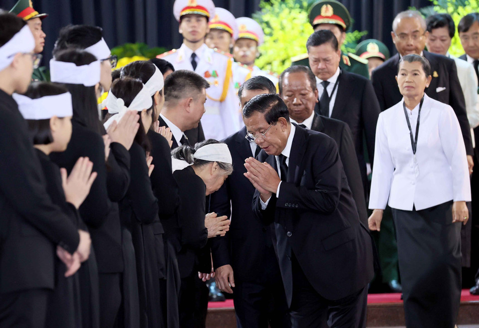 Đoàn Vương quốc Campuchia do Chủ tịch Đảng Nhân dân Campuchia, Chủ tịch Thượng viện Campuchia Samdech Hun Sen làm Trưởng đoàn, viếng và chia buồn với gia quyến Tổng Bí thư Nguyễn Phú Trọng. (Ảnh: TTXVN)