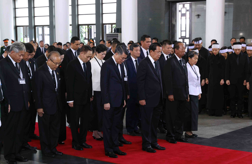 Đoàn Vương quốc Campuchia do Chủ tịch Đảng Nhân dân Campuchia, Chủ tịch Thượng viện Campuchia Hun Sen làm Trưởng đoàn, viếng Tổng Bí thư Nguyễn Phú Trọng. (Ảnh: TTXVN)