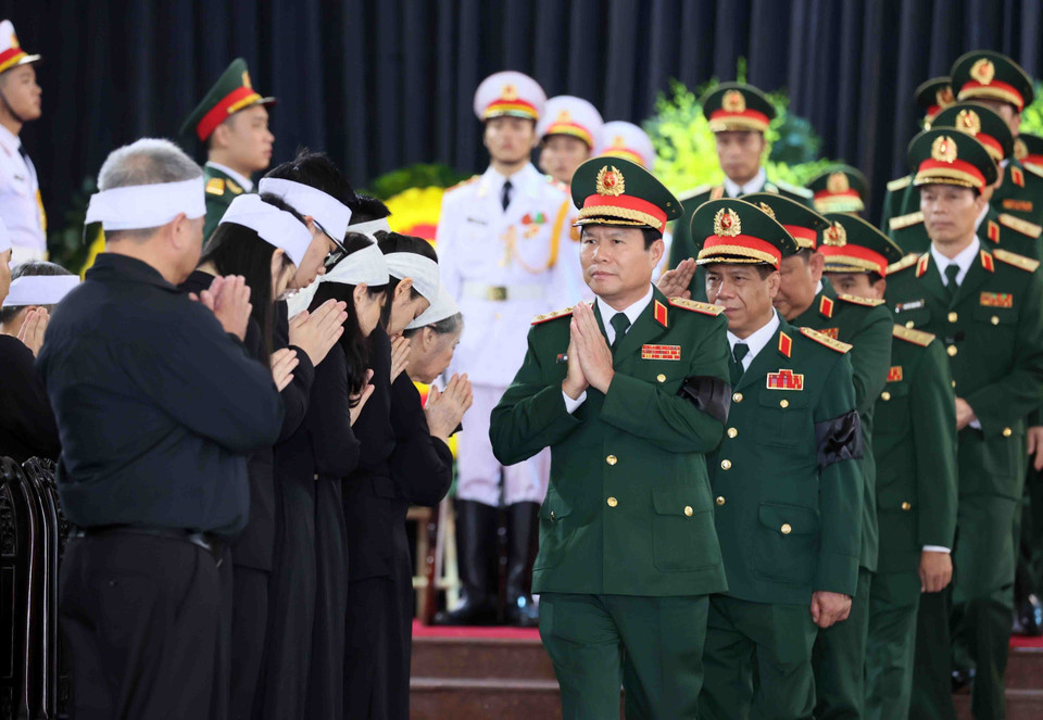 Đoàn Bộ Tổng Tham mưu QĐND Việt Nam do Thượng tướng Nguyễn Tân Cương, Ủy viên Trung ương Đảng, Ủy viên Thường vụ Quân ủy Trung ương, Thứ trưởng Bộ Quốc phòng viếng và chia buồn với gia quyến Tổng Bí thư Nguyễn Phú Trọng. (Ảnh: TTXVN)