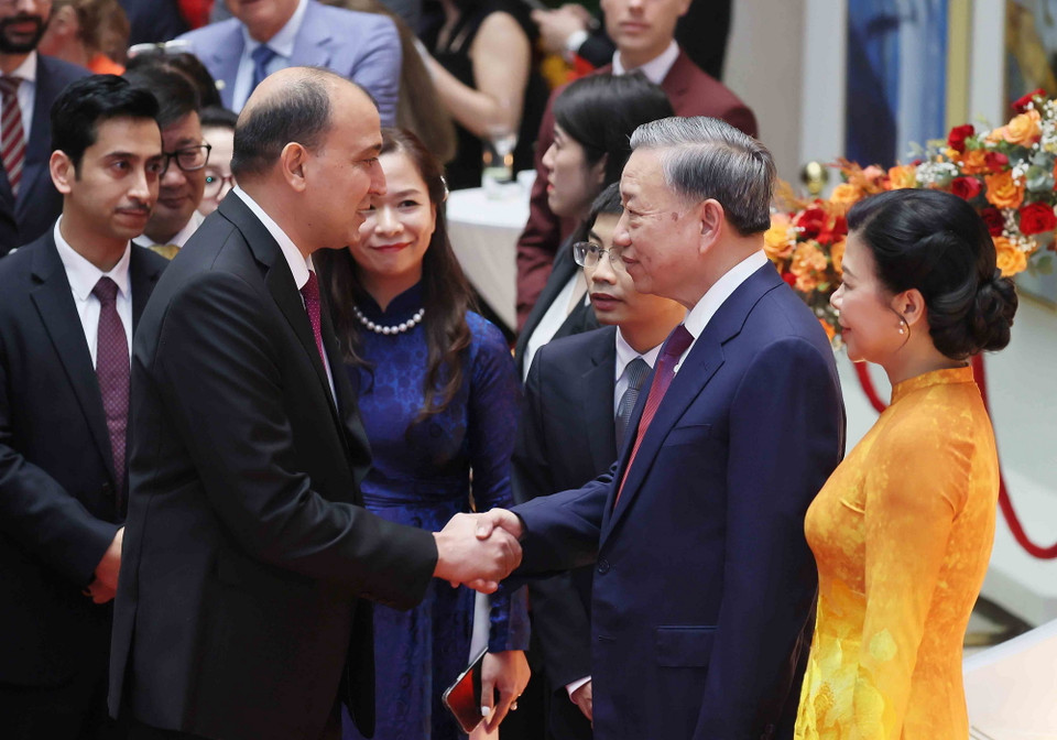 Tổng Bí thư, Chủ tịch nước Tô Lâm và Phu nhân đón các đại sứ, đại biện, trưởng đại diện các tổ chức quốc tế đến dự. (Ảnh: TTXVN)