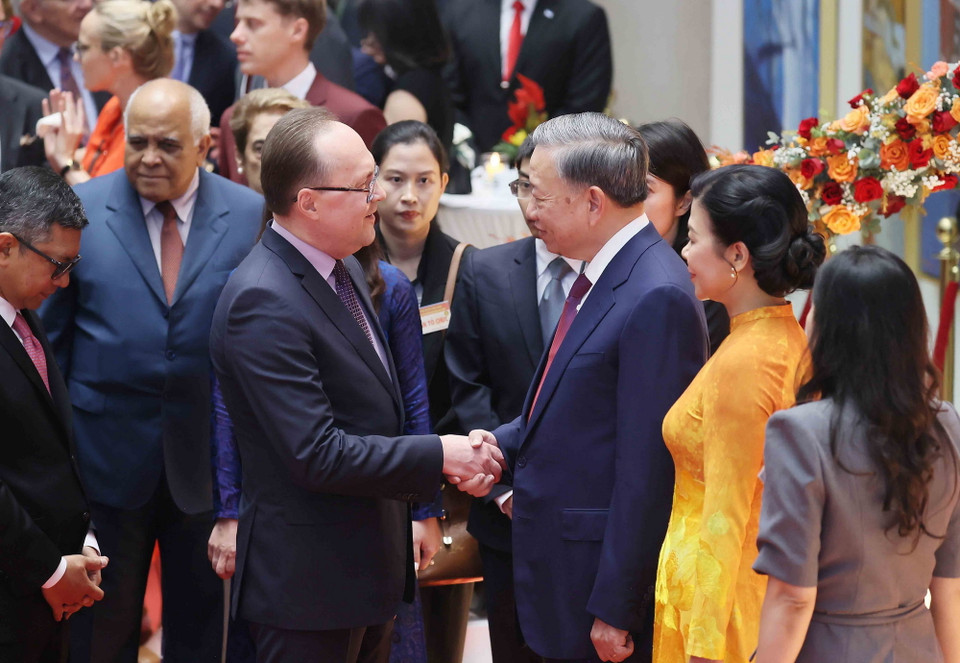 Tổng Bí thư, Chủ tịch nước Tô Lâm và Phu nhân đón các đại sứ, đại biện, trưởng đại diện các tổ chức quốc tế đến dự. (Ảnh: TTXVN)
