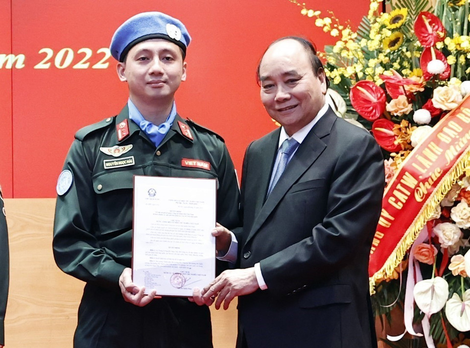 Chủ tịch nước Nguyễn Xuân Phúc trao Quyết định cho Trung tá Nguyễn Ngọc Hải làm nhiệm vụ tại trụ sở Liên hợp quốc. (Ảnh: Thống Nhất/TTXVN)