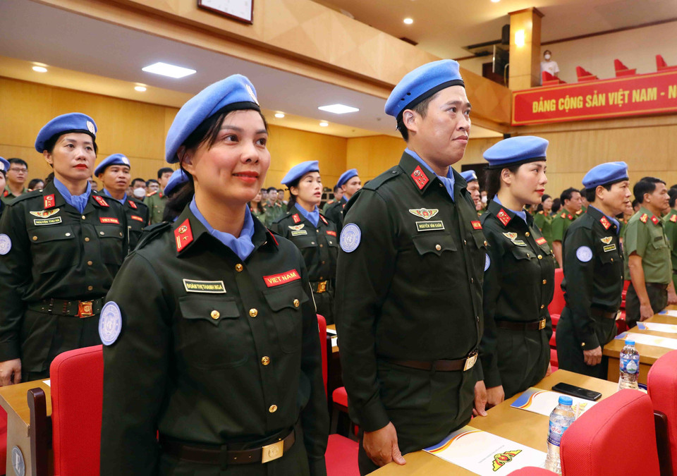 Các sỹ quan công an đi thực hiện nhiệm vụ gìn giữ hòa bình Liên hợp quốc tham dự buổi lễ. (Ảnh: Phạm Kiên/TTXVN)