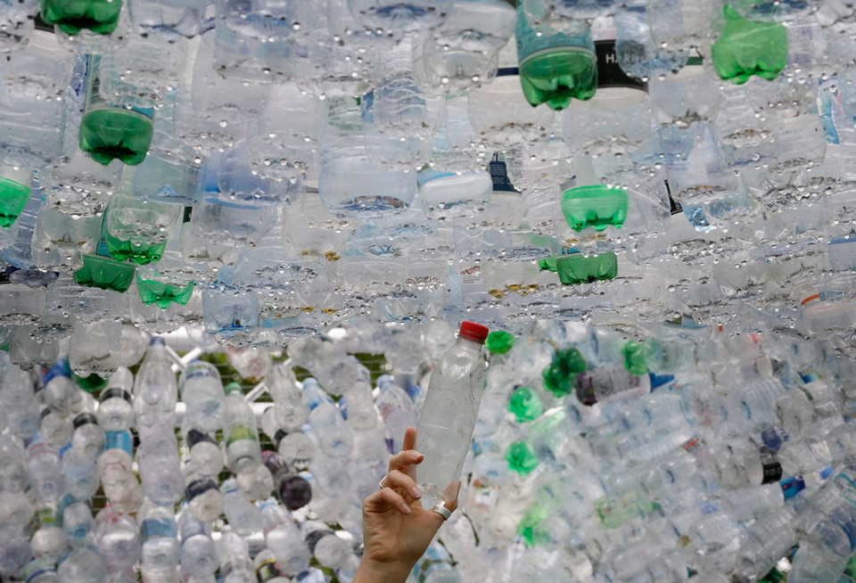 Chai nhựa được gắn bên trong ngôi nhà "Không gian tái chế" tại vườn thú ZSL ở thủ đô London, Anh ngày 24/5. (Nguồn: THX/TTXVN)