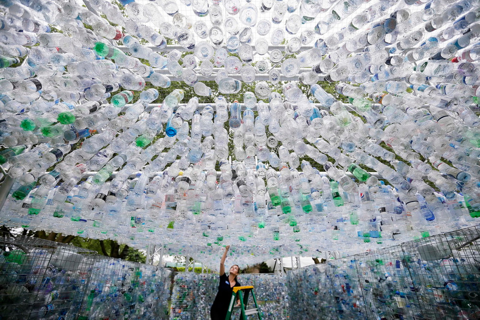 Nghệ sỹ, kiến trúc sư Nick Wood đã sử dụng 15.000 chai nhựa đã qua sử dụng được thu thập trên khắp các đường phố và dọc các bờ sông tại thủ đô London của Anh để xây dựng một ngôi nhà cao khoảng 5m. (Nguồn: THX/TTXVN)