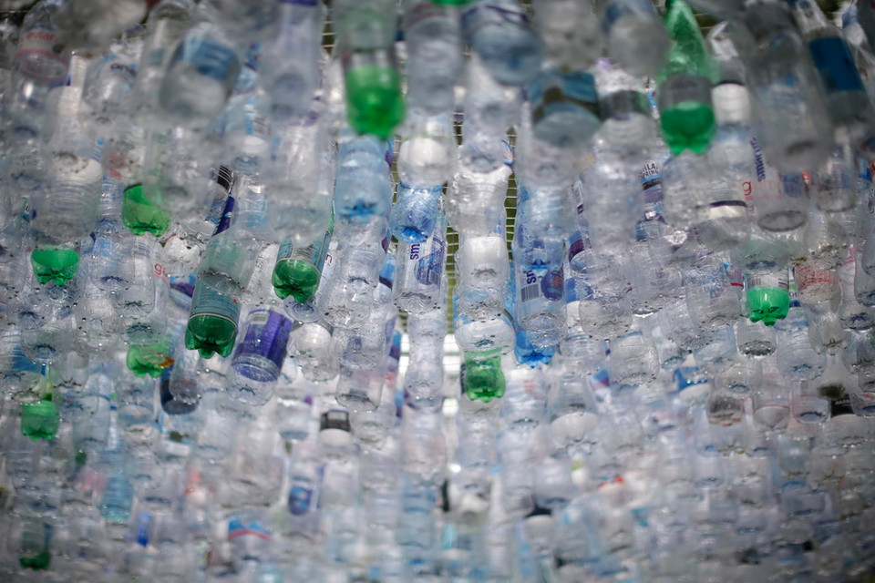 Chai nhựa được gắn bên trong ngôi nhà "Không gian tái chế" tại vườn thú ZSL ở thủ đô London, Anh ngày 24/5. (Nguồn: THX/TTXVN)