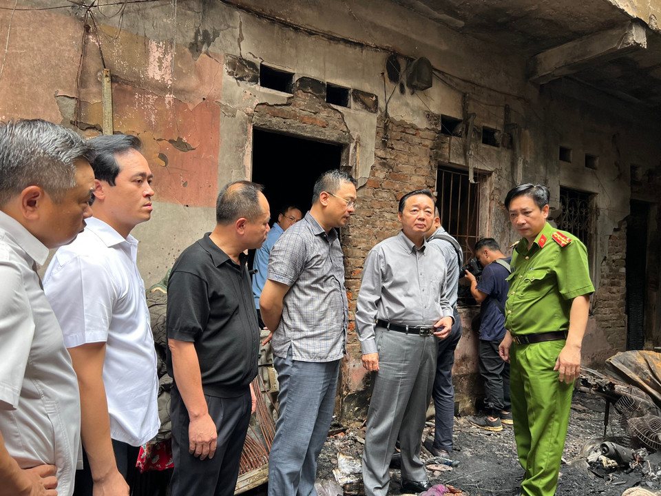 Phó Thủ tướng Trần Hồng Hà và Chủ tịch Ủy ban nhân dân thành phố Hà Nội Trần Sĩ Thanh đến hiện trường sáng 24/5. (Ảnh: Phạm Kiên/ TTXVN)