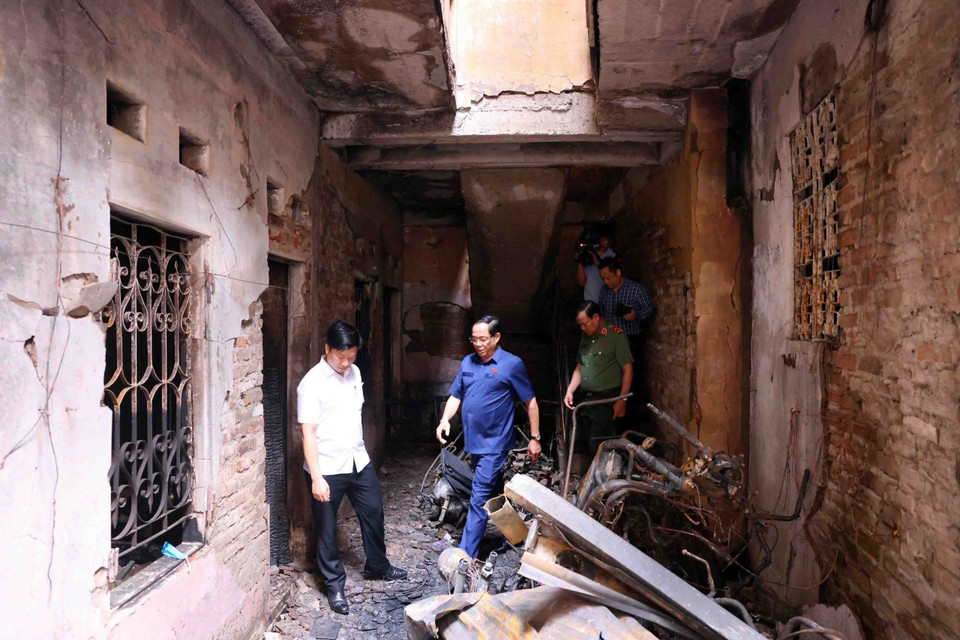 Phó Chủ tịch Quốc hội Trần Quang Phương đến hiện trường vụ cháy sáng 24/5. (Ảnh: Phạm Kiên/TTXVN)