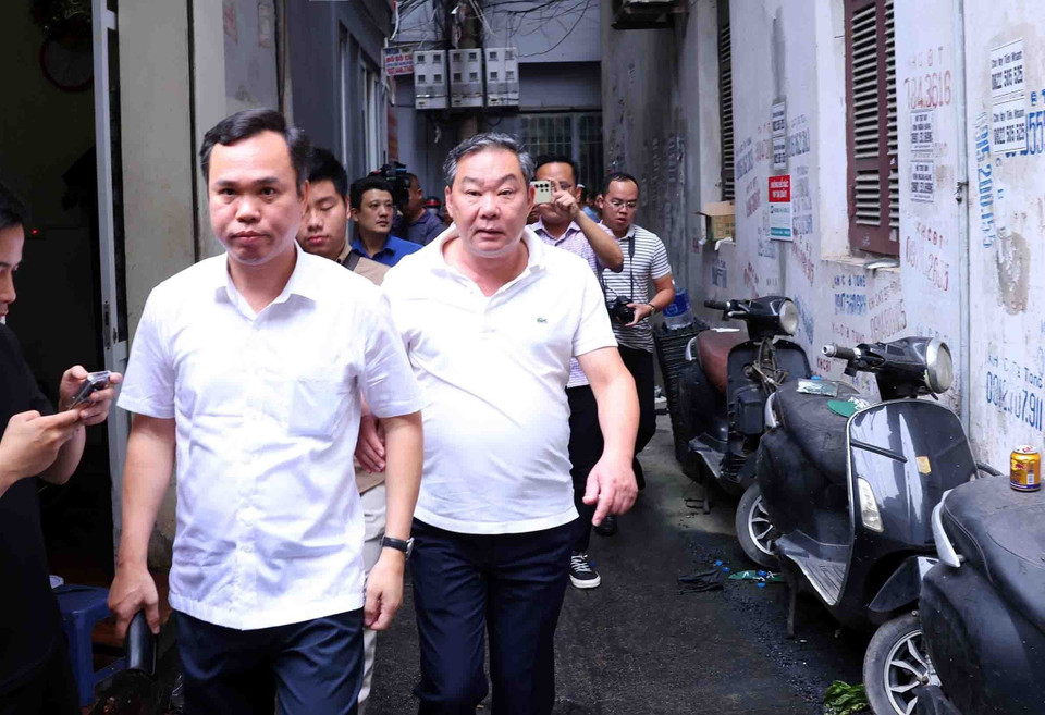 Phó Chủ tịch Ủy ban Nhân dân Thành phố Hà Nội Lê Hồng Sơn (áo trắng, bên phải) có mặt tại hiện trường vụ cháy sáng 24/5/2024. (Ảnh: Phạm Kiên/TTXVN)