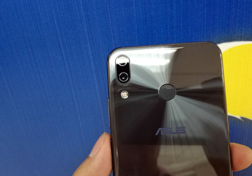 Camera kép tích hợp trí tuệ nhân tạo sử dụng cảm biến ảnh hàng đầu và mới nhất của Sony IMX363 với kích thước điểm ảnh 1.4um, khẩu độ f/1.8, công nghệ Dual Pixel PDAF. Trong khi đó, camera phụ thứ 2 chụp ảnh góc rộng 120 độ - gấp đôi góc chụp so với smartphone thông thường.