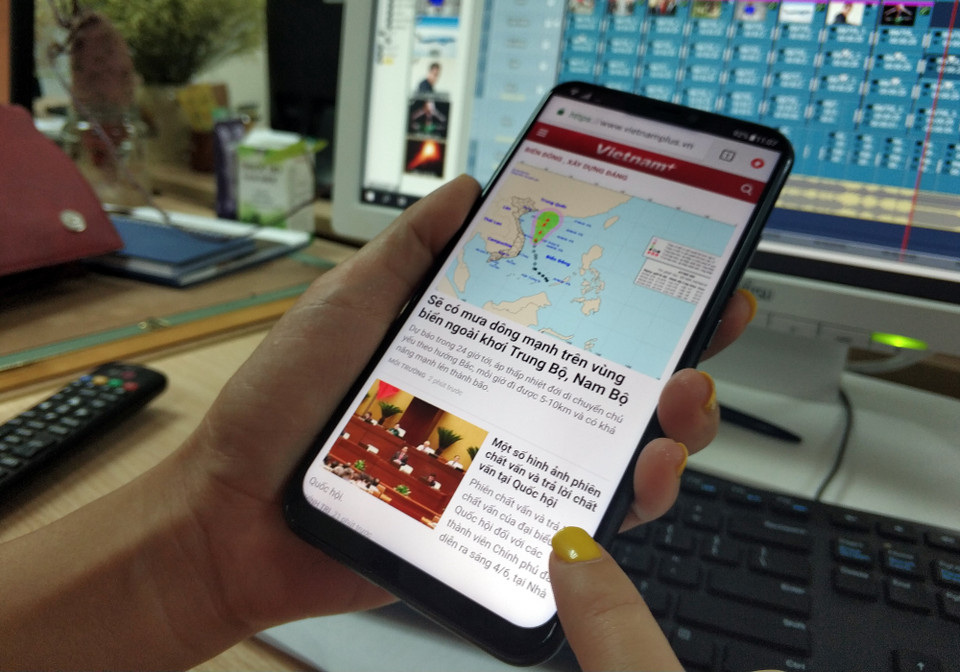 Tỷ lệ màn hình so với thân máy đạt hơn 90%, hỗ trợ 100% không gian màu sắc DCI P3 và dải màu rộng và tăng cường độ bão hòa màu sắc giúp hình ảnh trên ZenFone 5 được hiển thị khá sinh động.