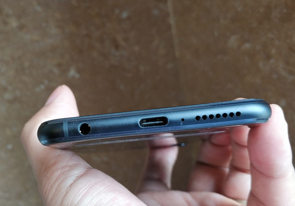  Máy sở hữu cổng sạc USB-Type C, pin 3.300mAh cùng công nghệ sạc nhanh Asus BoostMaster và tính năng 'AI Charging' để tối ưu hóa tuổi thọ pin.