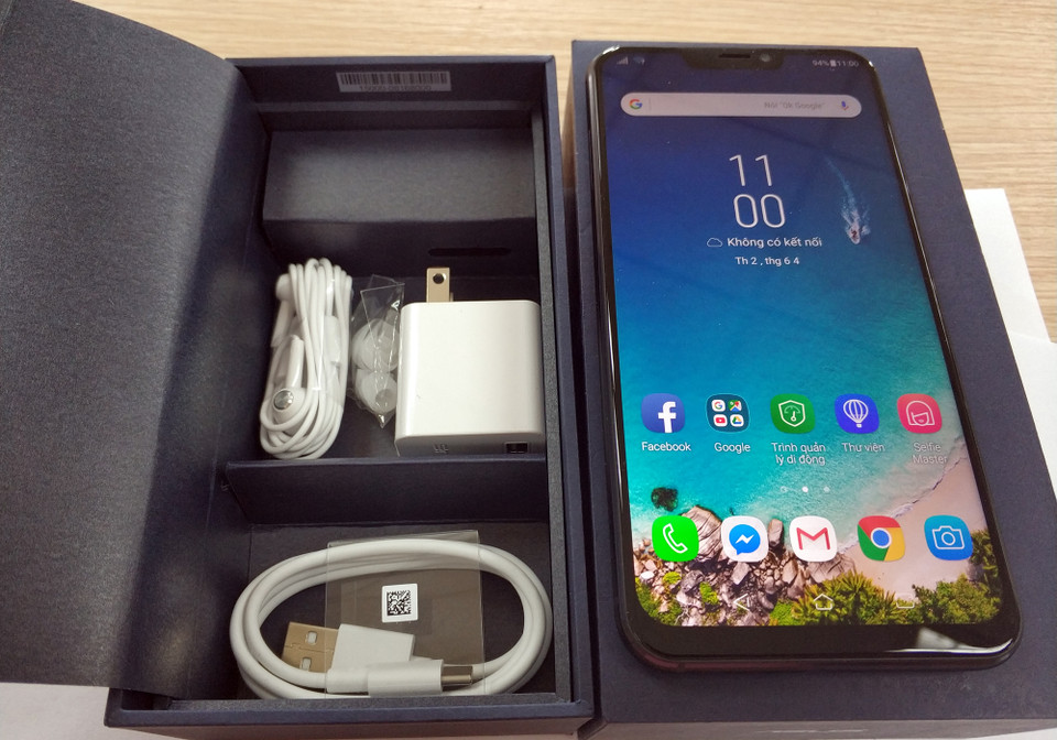 Mở hộp ZenFone 5. Qua trải nghiệm, có thể thấy màn hình của smartphone này là chiếc màn hình đẹp nhất của các dòng điện thoại Asus từ trước tới nay. Viền màn hình khá nhỏ, hiển thị trên màn hình khá sắc nét với chất lượng Super IPS Full HD+.
