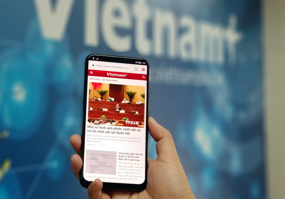 Có giá bán (tham khảo) là 7,99 triệu đồng, song ZenFone 5 có thiết kế đẹp giống với nhiều dòng điện thoại cao cấp.