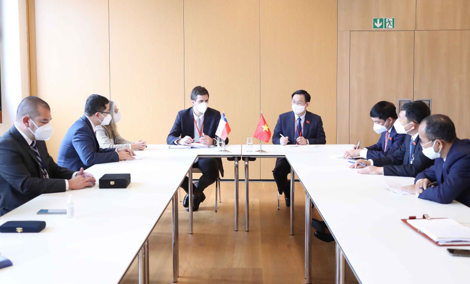 Chủ tịch Quốc hội Vương Đình Huệ hội kiến Chủ tịch Hạ viện Chile Diego Alfredo Paulsen Keh. (Ảnh: Doãn Tấn/TTXVN)