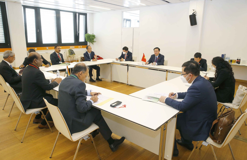 Chủ tịch Quốc hội Vương Đình Huệ tặng quà lưu niệm Chủ tịch Hạ viện Ấn Độ Om Birla. (Ảnh: Doãn Tấn/TTXVN)