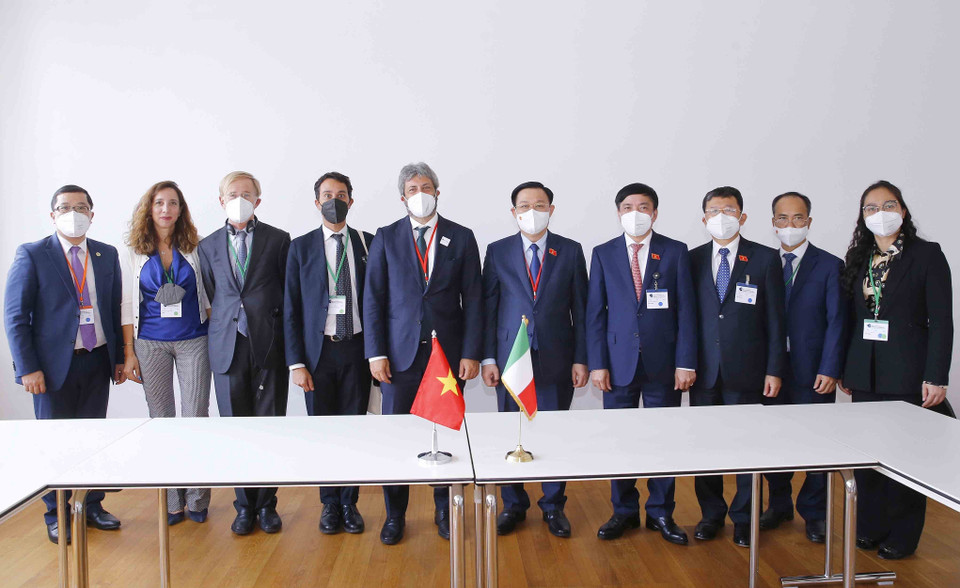 Chủ tịch Quốc hội Vương Đình Huệ hội kiến Chủ tịch Hạ viện Italy Roberto Fico. (Ảnh: Doãn Tấn/TTXVN)