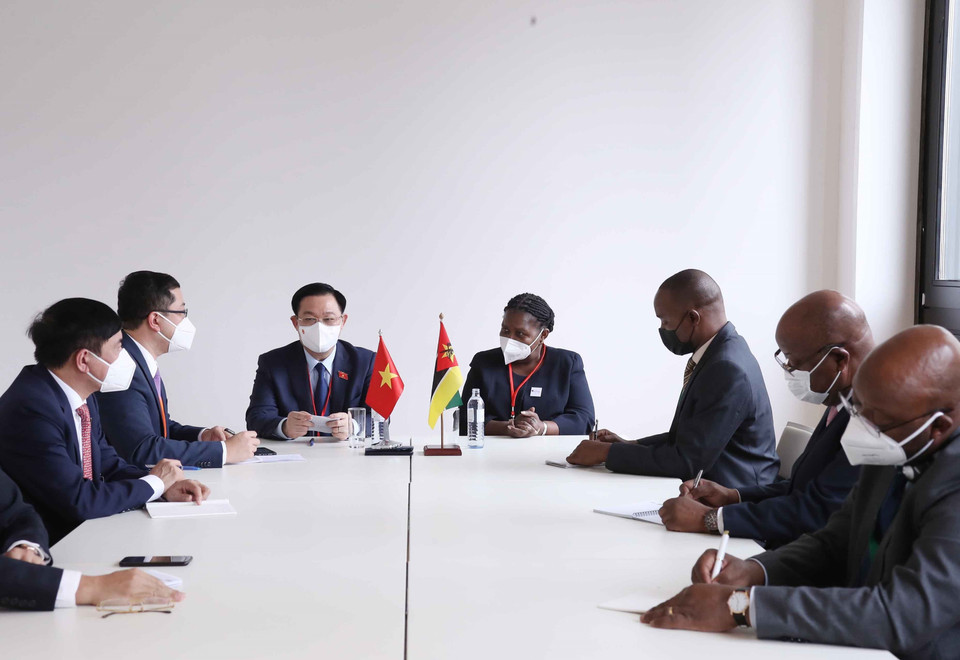 Chủ tịch Quốc hội Vương Đình Huệ hội kiến Chủ tịch Quốc hội Mozambique. (Ảnh: Doãn Tấn/TTXVN)