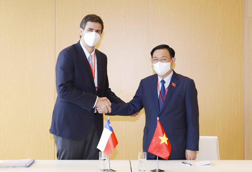 Chủ tịch Quốc hội Vương Đình Huệ hội kiến Chủ tịch Hạ viện Chile Diego Alfredo Paulsen Keh. (Ảnh: Doãn Tấn/TTXVN)