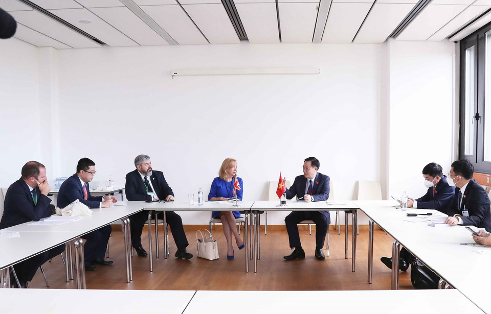 Chủ tịch Quốc hội Vương Đình Huệ tiếp Phó Chủ tịch Thượng viện Anh Eleanor Laing. (Ảnh: Doãn Tấn/TTXVN)