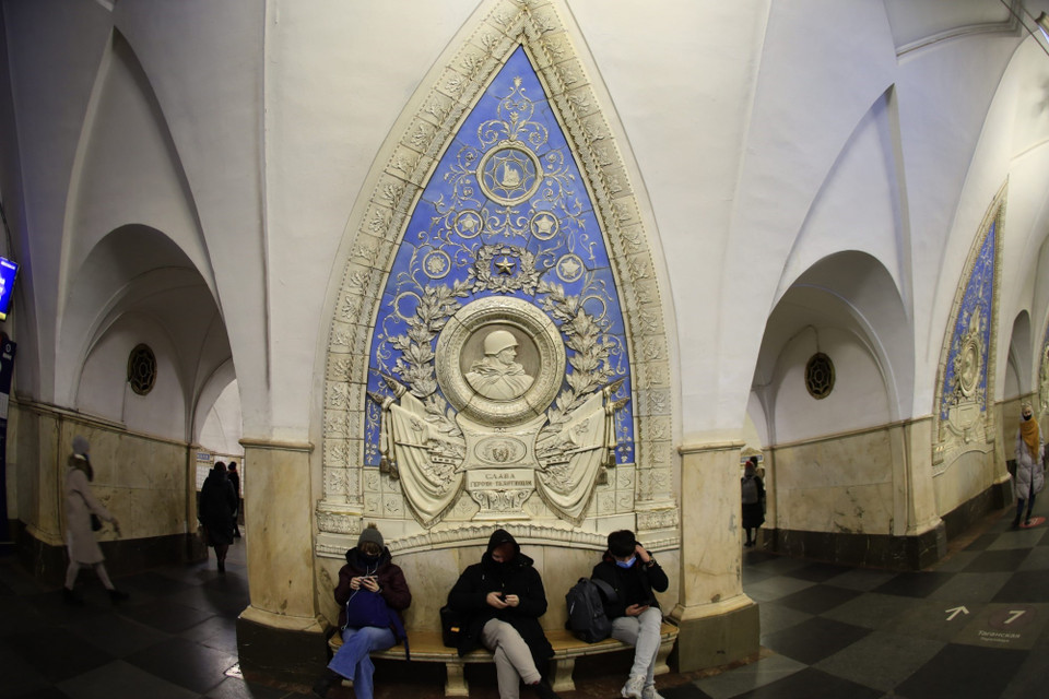 Ga tàu điện ngầm Taganskaya nổi bật với các họa tiết trang trí về chủ đề lịch sử quân sự và người lính. (Ảnh: Trần Hiếu/TTXVN)