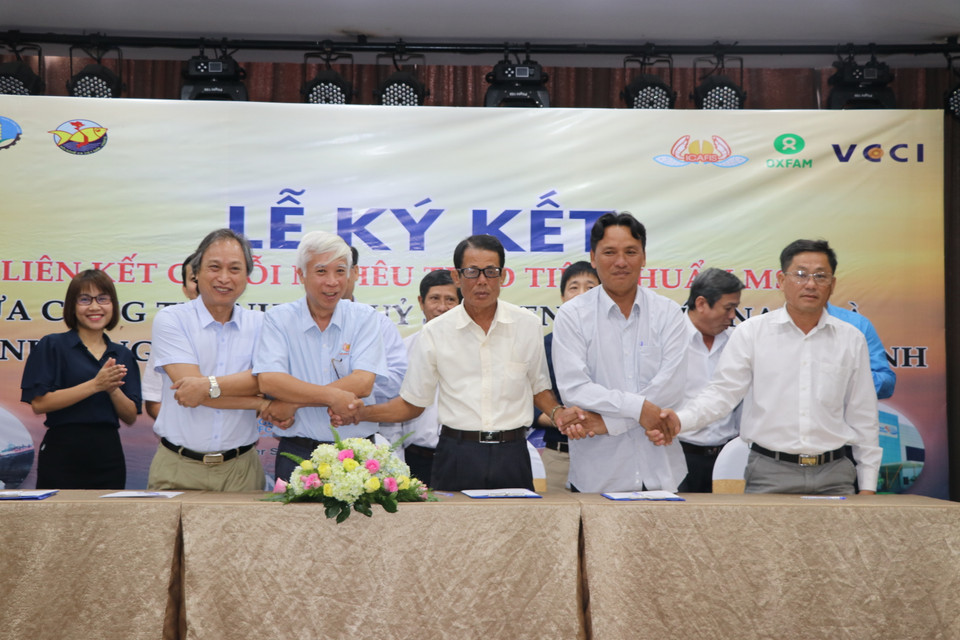 Trung tâm Hợp tác quốc tế Nuôi trồng và Khai thác thủy sản bền vững, Tổ chức Oxfam tại Việt Nam và Phòng Thương mại và Công nghiệp cam kết hỗ trợ duy trì Chứng nhận MSC cho nghề nghêu tỉnh Bến Tre tới năm 2022 đồng thời thúc đẩy tỉnh Tiền Giang và tỉnh Trà Vinh đạt Chứng nhận MSC vào năm 2020, 2021. (Ảnh: Hạnh Nguyễn/Vietnam+) 