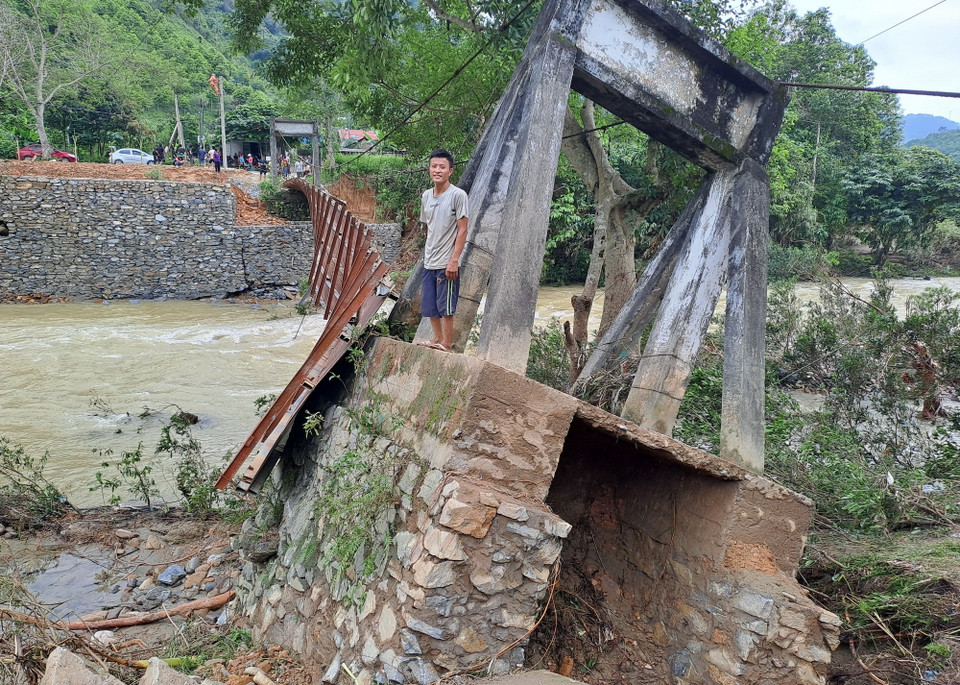 Cây cầu độc đạo vào thôn Lũng Cáng (xã Thuận Hòa, huyện Vị Xuyên, tỉnh Hà Giang) bị hư hỏng sau lũ. (Ảnh: Đức Thọ/TTXVN)
