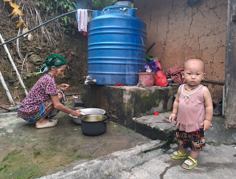 Người dân thôn Lũng Cáng (xã Thuận Hòa, Vị Xuyên, Hà Giang) sắp xếp lại cuộc sống, sinh hoạt sau lũ. (Ảnh: Đức Thọ/TTXVN)