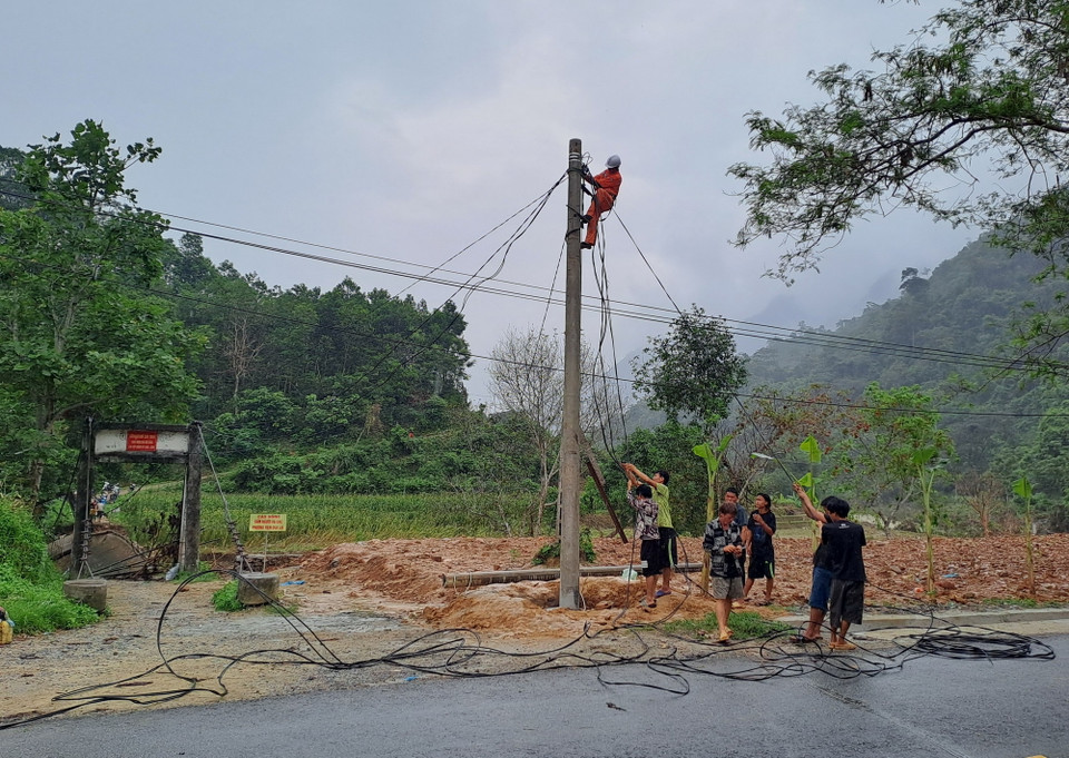 Sữa chữa đường điện bị hư hỏng sau lũ ở thôn Lũng Cáng (xã Thuận Hòa, huyện Vị Xuyên, tỉnh Hà Giang) .(Ảnh: Đức Thọ/TTXVN)