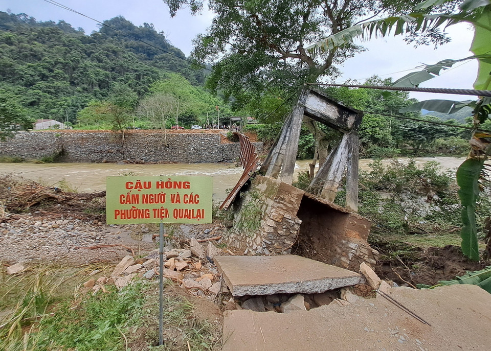Trận mưa lớn vừa qua đã cuốn trôi cây cầu treo độc đạo vào thôn Lũng Cáng và một phần thôn Lũng Buông (xã Thuận Hòa, huyện Vị Xuyên, tỉnh Hà Giang). (Ảnh: Đức Thọ/TTXVN)