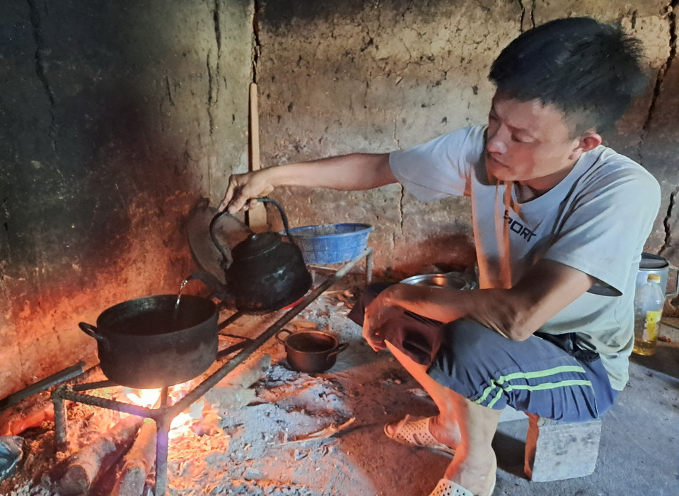 Người dân thôn Lũng Cáng (xã Thuận Hòa, Vị Xuyên, Hà Giang) sắp xếp lại cuộc sống, sinh hoạt sau lũ. (Ảnh: Đức Thọ/TTXVN)